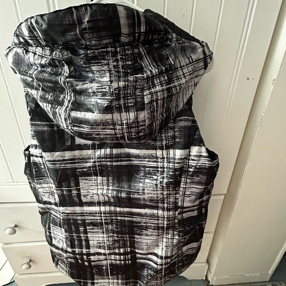 NWOT GERRY DOWN Black and Gray Hooded Puffer Vest, REVERSIBLE w/Pockets in & out - Picture 13 of 16